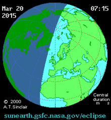 De zonsverduistering heeft effect op heel Europa, en zal net voor het middaguur plaatsvinden. De zwarte pijl toont waar de volledige zonsverduistering zichtbaar zal zijn. Het effect van de eclips is minder naarmate je verder van de pijl af gaat. Bron: NASA