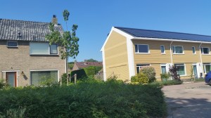 Voorbeeld van nul op de meter renovatie. Locatie Soesterberg. Rechts gerenoveerd. Links oorspronkelijke woning.